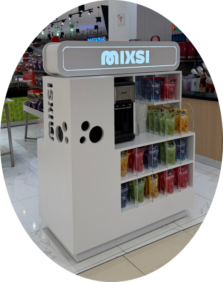 Exhibidor Mixsi con máquina de hielo y pouches en la dulcería de una tienda Liverpool
